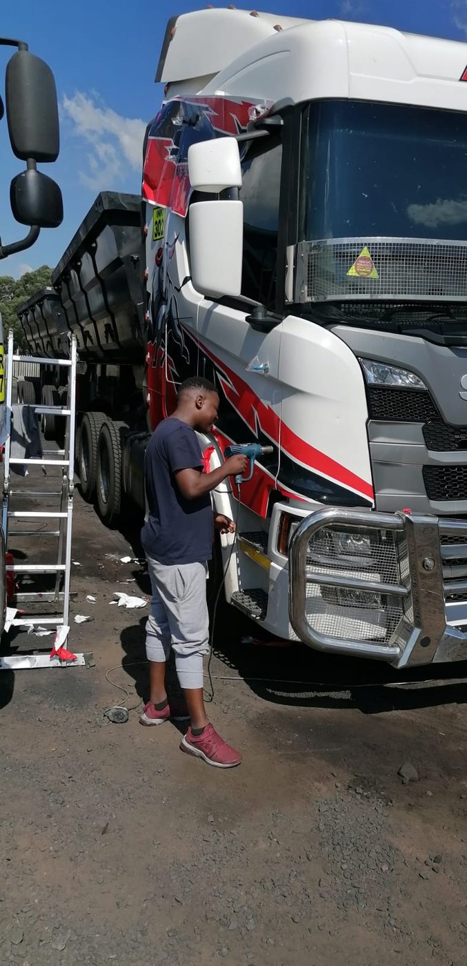 Post-heating vinyl application to vehicle body with heat gun
